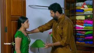 മോഹൻ സ്വന്തം മകൾക്കായി വാങ്ങി വച്ച സമ്മാനങ്ങൾ അനുമോളെ കാണിക്കുന്നു..
