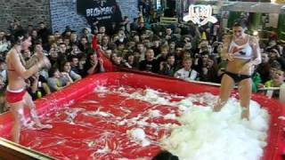 Игромир 2010 - Бой на раздевание в пене. Female fights in foam