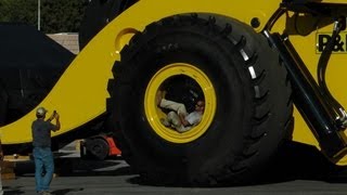 Biggest wheel loader in the world 70 yard super high lift LeTourneau L2350