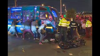 Pareja de motociclistas quedó bajo un bus del SITP