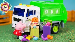 Peppa Pig et les Pinypon ne rangent pas leurs jouets et Grand-mère les jette tous dans la poubelle