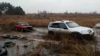 Нивы Шевроле и классика в грязи. Брод. Автобиатлон.