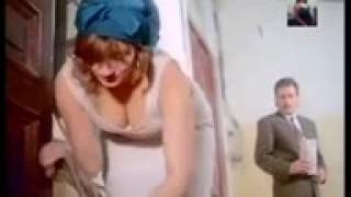 وفاء عامر وهي تمسح البلاط