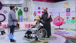 أخصائي تربية يعلم أطفال صغار ستار كيفية التعامل مع ذوي الاحتياجات الخاصة
