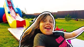 Гигантская горка в Батут | Аквапарк дома DIY | Видео для детей