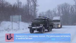 Закарпаття у сніговому полоні. Рятувальники витягають із заметів автівки
