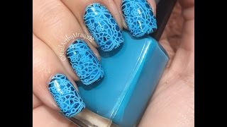 Uñas azules estampadas con aluminios