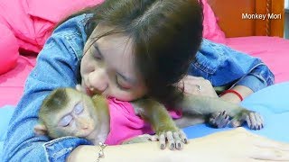 Baby Monkey Mori Got Much Warm When Mom Sleep Hug Her