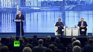 Владимир Путин принимает участие в пленарном заседании ПМЭФ-2016