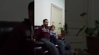Отец читает Коран, дочка указывает на ошибки.