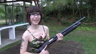 相原みぃ、モスバーグ ライオット ショットガンを撃つ