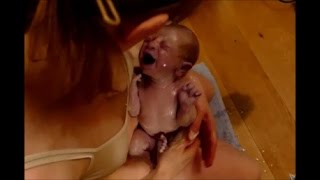 Alleingeburt nachts im Wohnzimmer