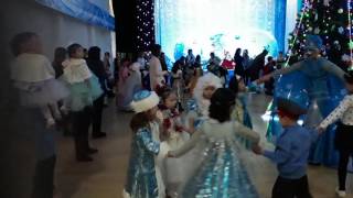 4-летний мальчик пришел на елку в костюме полицейского