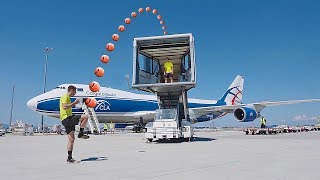 Epische Fußball Trickshots am Frankfurt Airport | freekickerz