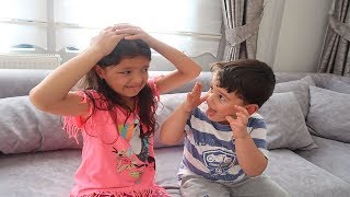 Masal Çocuk Bakıcısı Oluyor ve Bu sefer Çok Zorlanıyor - Kids Pretend Play Taking of Babies feeding