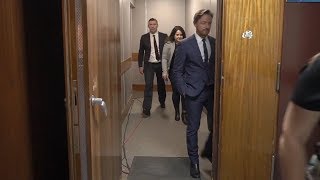 Джеймс Макэвой смешно ударяется об дверь под музыку
