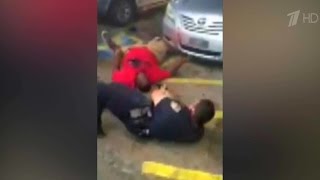 В США расследуют еще один случай убийства афроамериканца во время полицейского задержания.