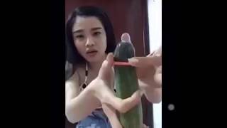 Wanita seksi main timun