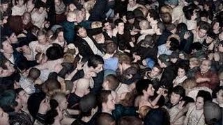 Один против толпы!!!! Драка перед клубом всех положил!!
