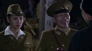 女特工带着宝物独冒险自去见鬼子救出爱人，不料突然被神秘人暗算，负伤被俘