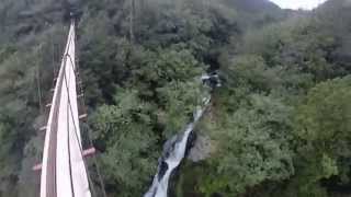 Cruzando puente tíbetano en Zacapoaxtla Puebla
