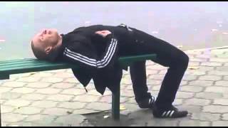 ★ Под бутиратом! Прикол на остановке, наркоман под кайфом. Ржач!