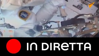 Passeggiata spaziale fuori dalla Stazione Spaziale Internazionale