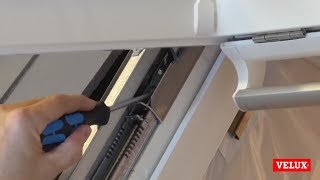 Ein- und Aushängen der Federstangen bei VELUX Dachfenstern