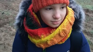 Яркий, красивый шарф снуд( труба, хомут)вязание спицами узор крупные листья по кругу.