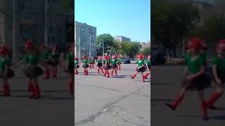 выступление ансамбля Конфетти на велогонке-2018 в Благовещенске