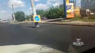 Столб посреди дороги на Сибирском проспекте в Омске