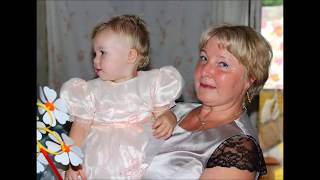 дочка играет с кроликом, в гостях у бабушки