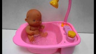Bebe que se baña en ducha, con música !!!!