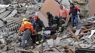 Землетрус в Італії: потерпілі не хочуть іти далеко від зруйнованих домівок