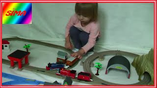 SIMA и шарики Орбиз с паравоз Томас Sima and balls Orbeez to Thomas train
