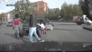Драка наглого водителя авто и мотоциклиста!