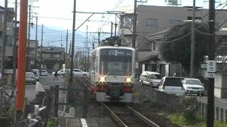 路面電車の急行が高速で駅を通過　名鉄揖斐線　旦ノ島駅