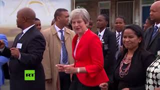 Ritmo británico: El extraño baile de Theresa May ante niños en Sudáfrica