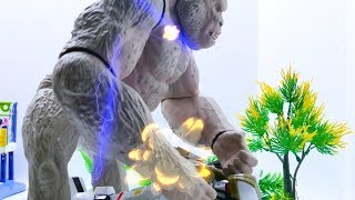 Giant KING KONG attack Power Rangers in water park! White Ranger vs White King Kong - Toys Play Time