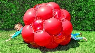 Дети играют в ГИГАНТСКОМ ШАРЕ / Играем в БАССЕЙНЕ с Надувашками / BALLOON in POOL / ВЫЗОВ Николь