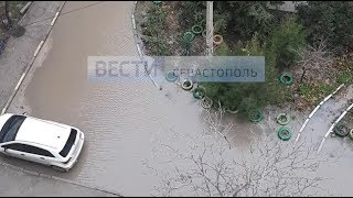 Огромная лужа затопила двор на Героев Бреста