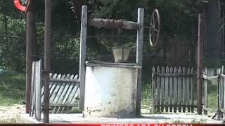 Localnicii din Comuna Boteni primesc apa cu portia.