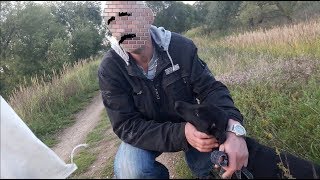 Мужик топит собаку в реке - пришлось вмешаться. Му - Му 2017.