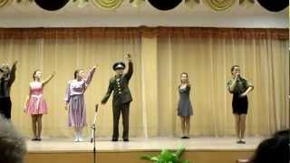 Идет солдат по городу)