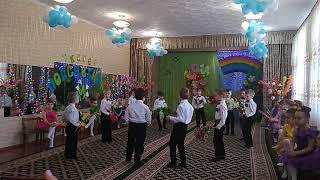 Танец мальчиков с цветами