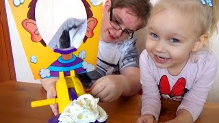 Детский челлендж Пирог в лицо! Алиса и Лева играют в веселую игру для детей Pie Face challenge