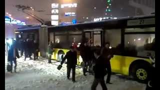 Армагеддон в Киеве! Люди толкают треоллебус 22 марта 2013.