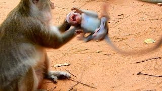 Feeling Fry With Baby !! Cry-Cry loud scare || Dolly very bad pull up baby so hard.