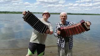 Виртуозы Саратовской гармоники на Волге.