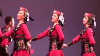 Armenian Dance - Hzor Hayastan - Vanoush Khanamiryan Dance School